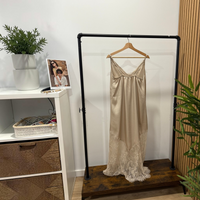 Vestido comprido GRINE em tom champanhe com alças finas, decote e bainha em renda delicada num cabide