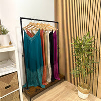 Vestidos compridos GRINE com alças finas e detalhes em renda no decote e na base, disponíveis em várias cores.