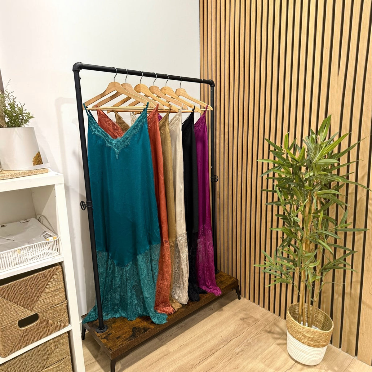 Vestidos compridos GRINE com alças finas e detalhes em renda no decote e na base, disponíveis em várias cores.