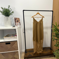 Vestido comprido GRINE em tom dourado com alças finas, decote em V e detalhes delicados de renda na base