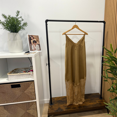 Vestido comprido GRINE em tom dourado com alças finas, decote em V e detalhes delicados de renda na base
