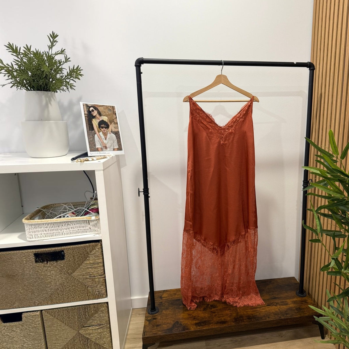Vestido comprido GRINE cor ferrugem com alças finas, decote em V e detalhes delicados em renda na base e no peito.