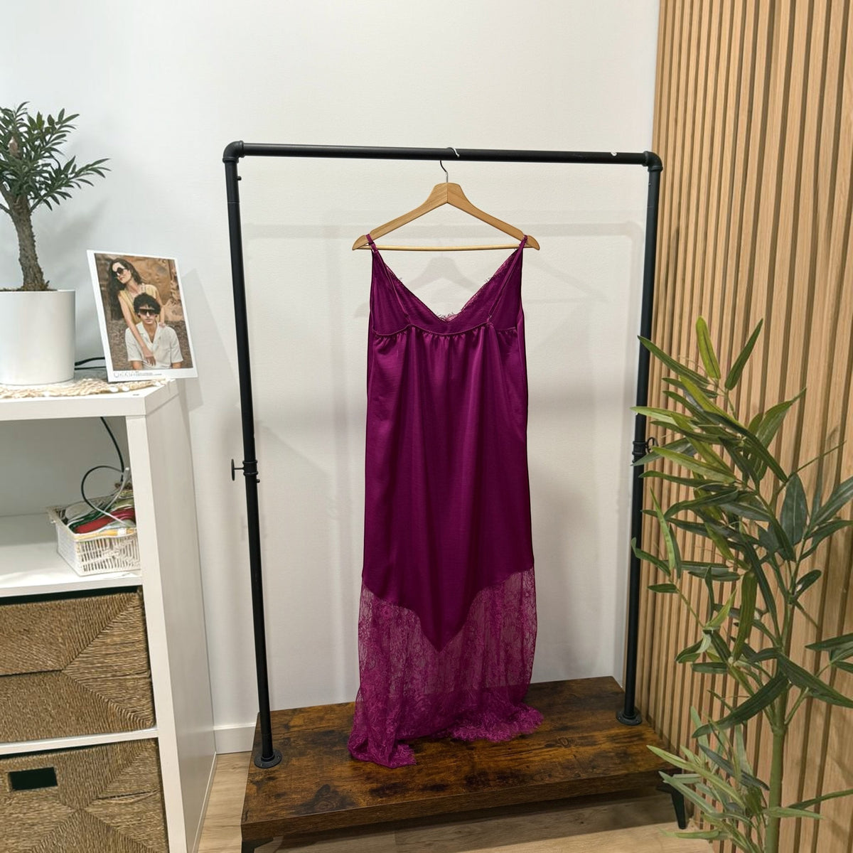 Vestido comprido GRINE em tom magenta com alças finas, decote em V e detalhes delicados de renda na base e no peito.