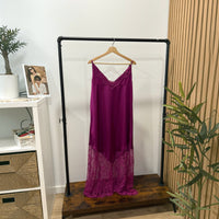 Vestido comprido GRINE em tom magenta com alças finas, decote em V e detalhes delicados em renda na base
