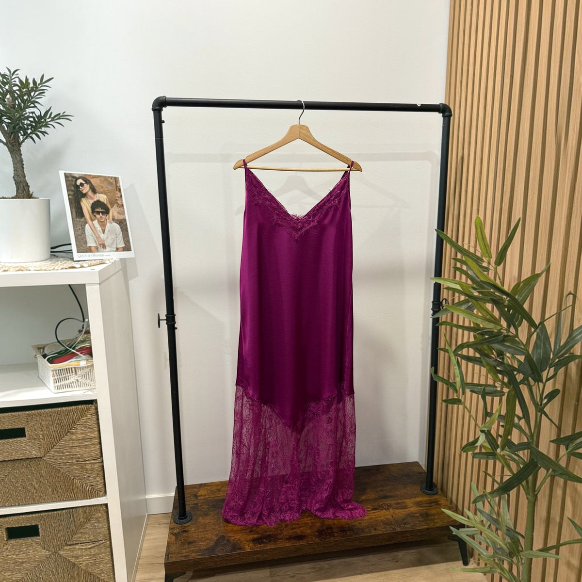 Vestido comprido GRINE em tom magenta com alças finas, decote em V e detalhes delicados em renda na base