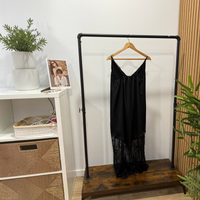 Vestido comprido preto GRINE com alças finas e detalhes em renda delicada no decote e na bainha num cabide