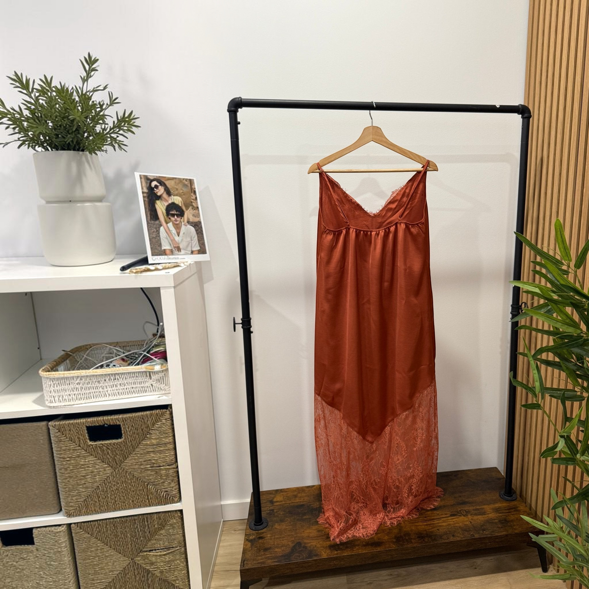 Vestido comprido GRINE em tom terracota com alças finas, decote em V e detalhes delicados em renda na base.