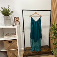 Vestido comprido GRINE verde-esmeralda com alças finas e detalhes em renda delicada no decote e na bainha