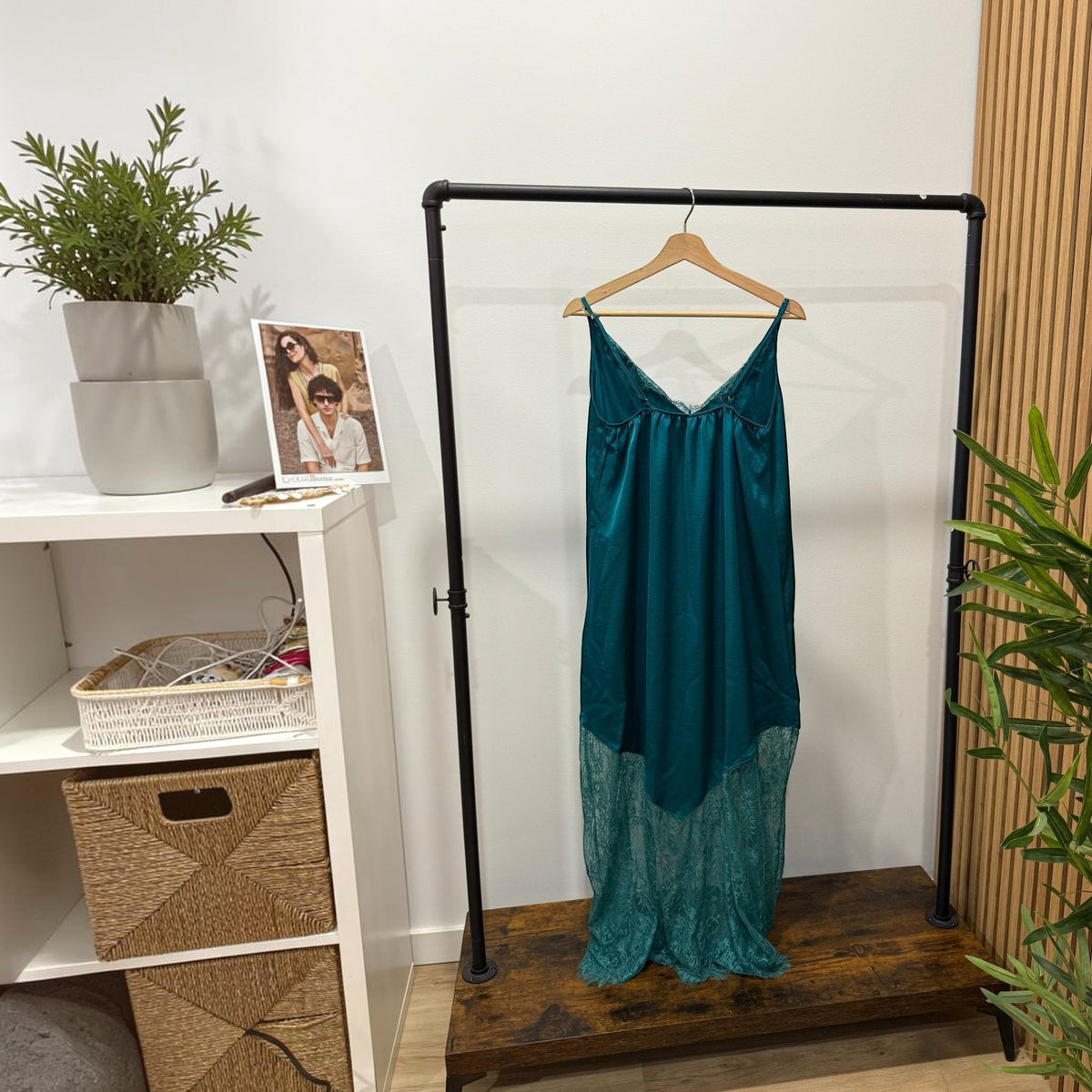 Vestido comprido GRINE verde-esmeralda com alças finas e detalhes em renda delicada no decote e na bainha