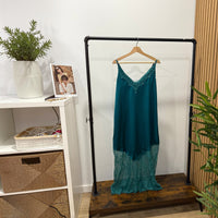 Vestido comprido GRINE verde esmeralda com alças finas, decote em V e detalhes delicados em renda na base.