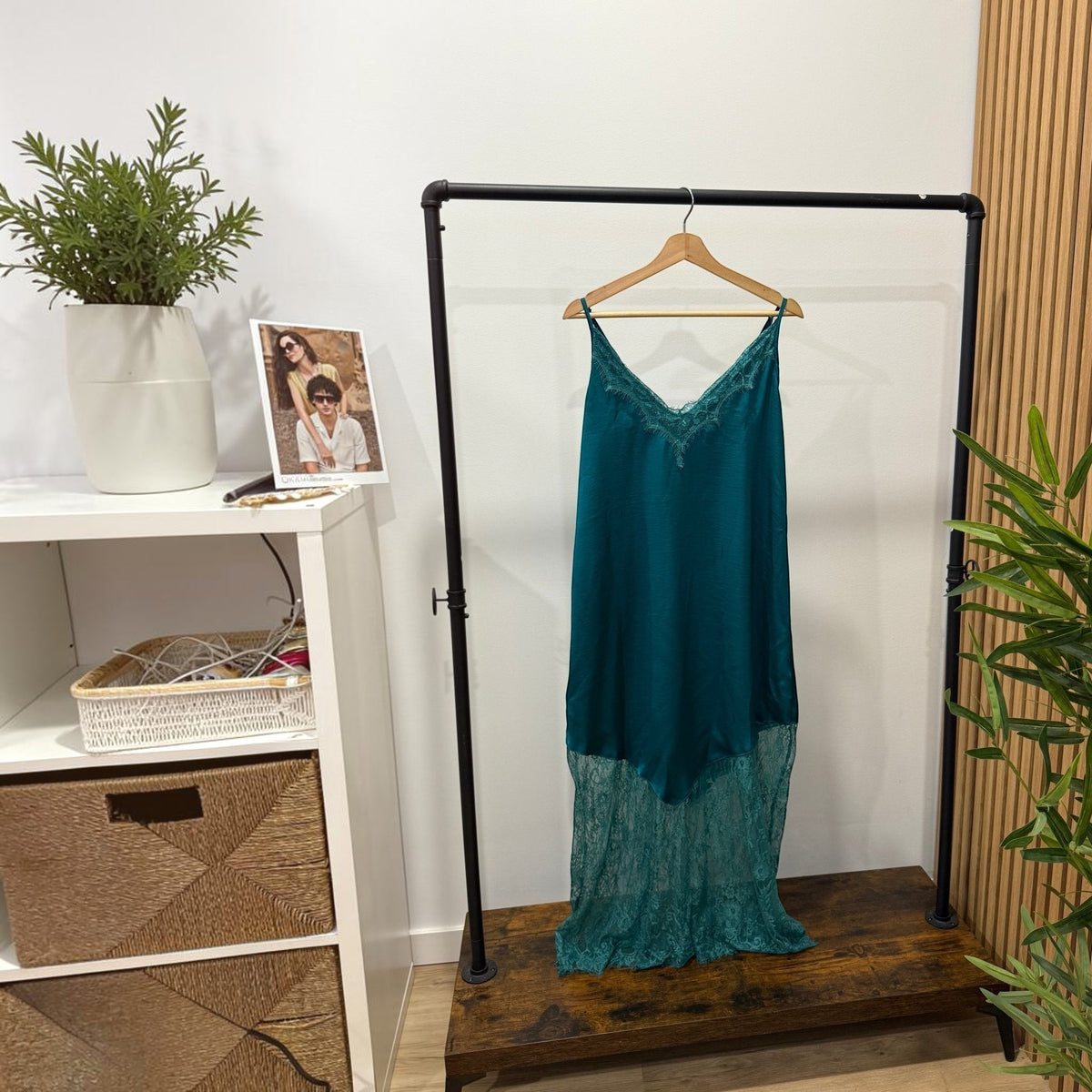 Vestido comprido GRINE verde esmeralda com alças finas, decote em V e detalhes delicados em renda na base.