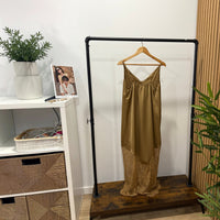Vestido comprido GRINE em tom dourado acetinado com alças finas e detalhes em renda delicada no decote e na bainha.
