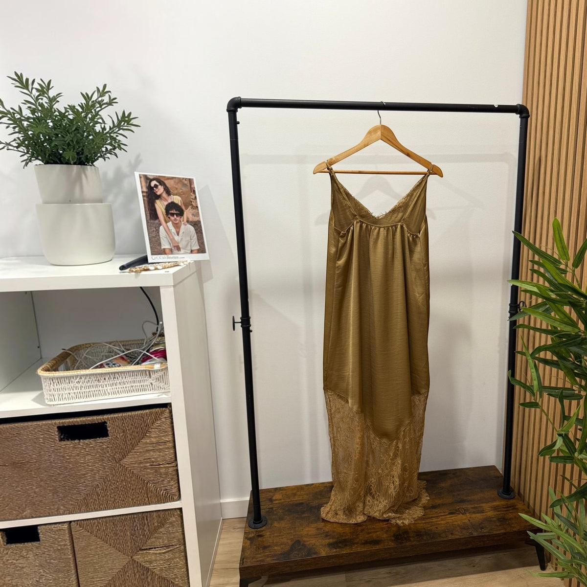 Vestido comprido GRINE em tom dourado acetinado com alças finas e detalhes em renda delicada no decote e na bainha.