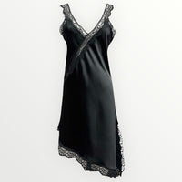 Vestido curto assimétrico GRINE em viscose preta acetinada com decote em V, detalhes em renda e racha lateral.