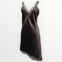 Vestido curto acetinado GRINE preto com decote em V, detalhes em renda e bainha assimétrica