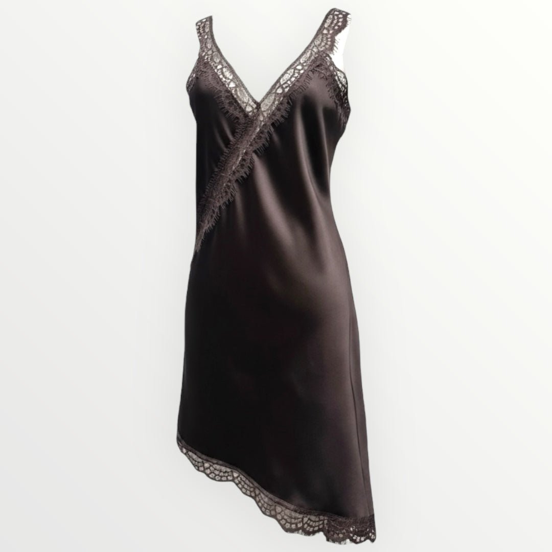 Vestido curto acetinado GRINE preto com decote em V, detalhes em renda e bainha assimétrica