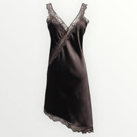 Vestido curto acetinado GRINE preto com decote em V, detalhes em renda e bainha assimétrica