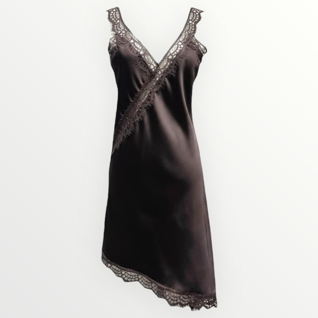 Vestido curto acetinado GRINE preto com decote em V, detalhes em renda e bainha assimétrica