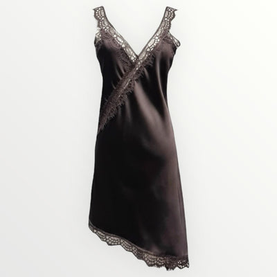 Vestido curto acetinado GRINE preto com decote em V, detalhes em renda e bainha assimétrica