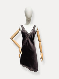 Vestido curto acetinado GRINE preto com decote em V, detalhes em renda e bainha assimétrica num manequim