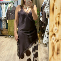 Vestido curto assimétrico GRINE em tecido acetinado castanho com detalhes de renda e padrão de bolas na bainha