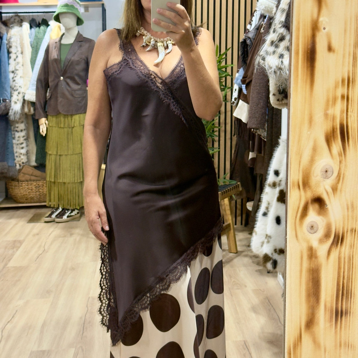 Vestido curto assimétrico GRINE em tecido acetinado castanho com detalhes de renda e padrão de bolas na bainha