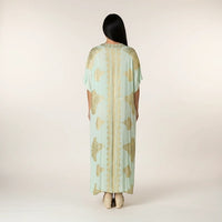 GRINE Vestido largo aqua com detalhes dourados impressos, corte largo e fluido, com bolsos. Ideal para verão.