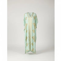 GRINE Vestido largo aqua com detalhes dourados impressos, corte largo e fluido, com bolsos. Perfeito para o verão.