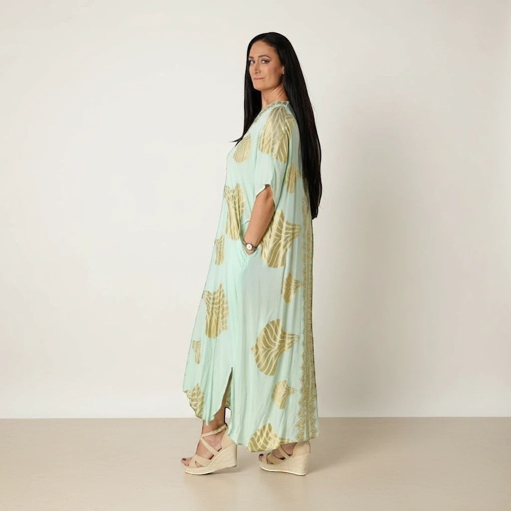 GRINE Vestido largo aqua com padrão dourado, corte amplo e fluido, com bolsos. Ideal para verão.