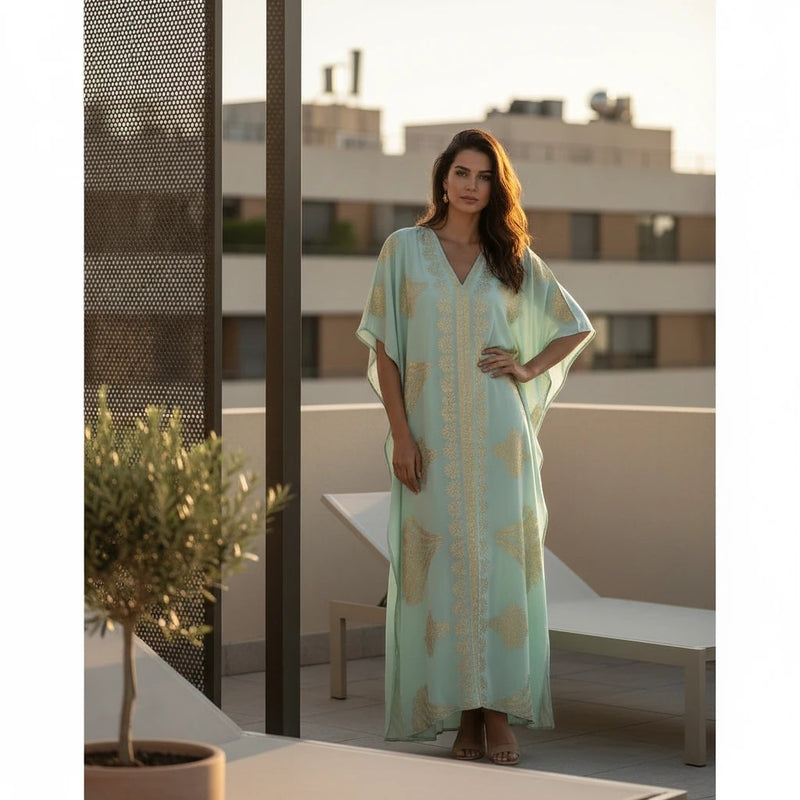 GRINE Vestido Largo Gold Aqua turquesa com detalhes dourados impressos, corte largo e fluido, comprimento maxi.