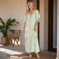 GRINE Vestido Largo Gold Aqua, vestido maxi turquesa com detalhes dourados impressos e corte largo.