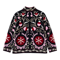 Casaco Grine de veludo preto com bordados florais Suzani em tons de rosa e vermelho, gola subida e corte reto.