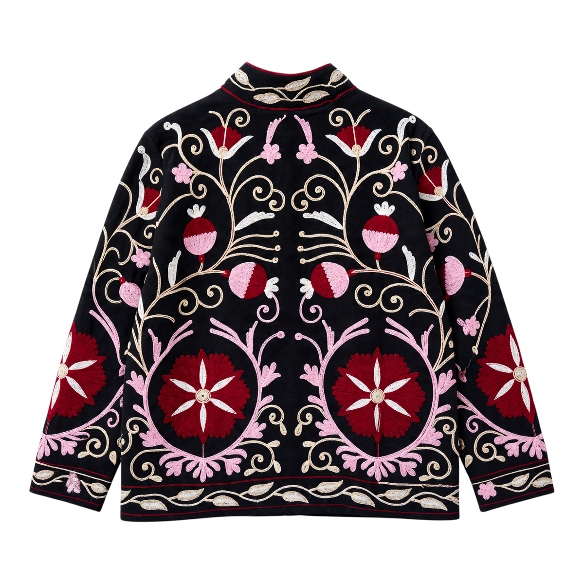 Casaco Grine de veludo preto com bordados florais Suzani em tons de rosa e vermelho, gola subida e corte reto.